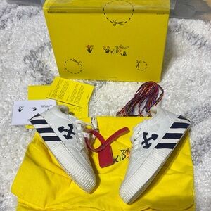 Off white boys vulcanized lace up sneakers size 25 Msrp $295